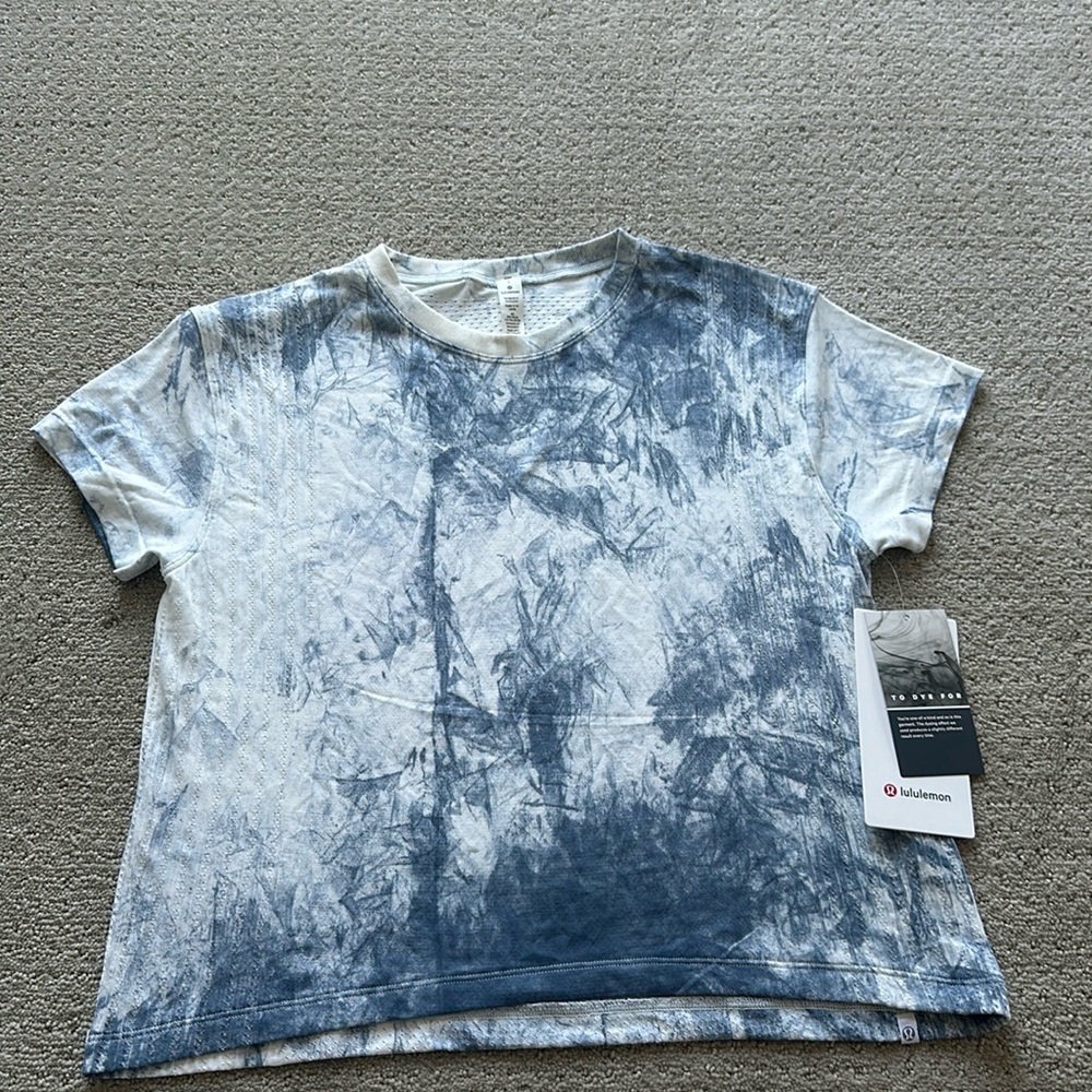 Lululemon train to be shirt